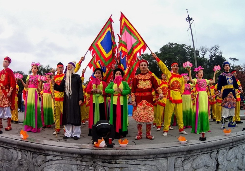 Après les rites de la fête du temple de Cua Ông et la cérémonie de reconnaissance de cette fête en tant que vestige historique national spécial, un programme artistique a eu lieu avec la participation de plus de 500 artistes.