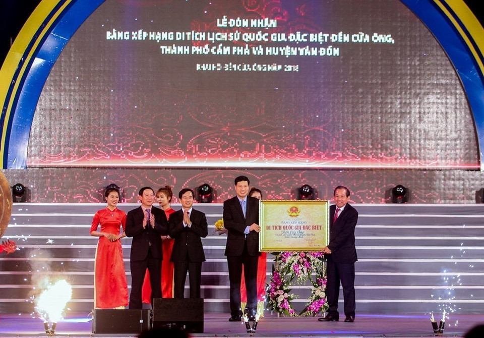 Truong Hoa Binh remet le certificat reconnaissant la fête du temple de Cua Ông comme vestige historique national spécial.