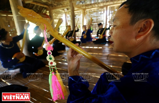 Les ethnies minoritaires Tày, Nùng et Thai ont créé un espace culturel Then - Dàn tinh varié et diversifié, qui a une signification culturelle similaire à l'espace culturel des gongs et des épopées du Tây Nguyên (Hauts Plateaux du Centre), du Quan ho ou du chant de la cour de Huê.