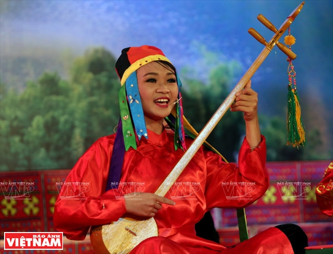 Un jeune chaman au 5e Festival de Then et de cithare Dan Tinh des Tày, Nùng et Thai. 