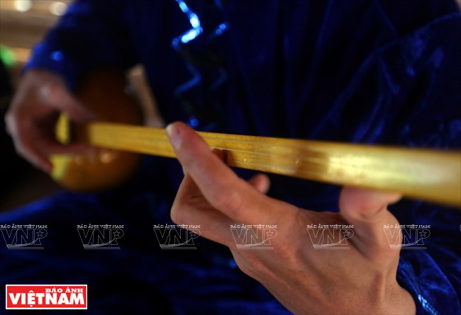 Le Dàn tinh, un instrument important pour accompagner le Then, a deux ou trois cordes. Sa caisse de résonance, coupée dans une calebasse séchée, est munie d'un long manche.