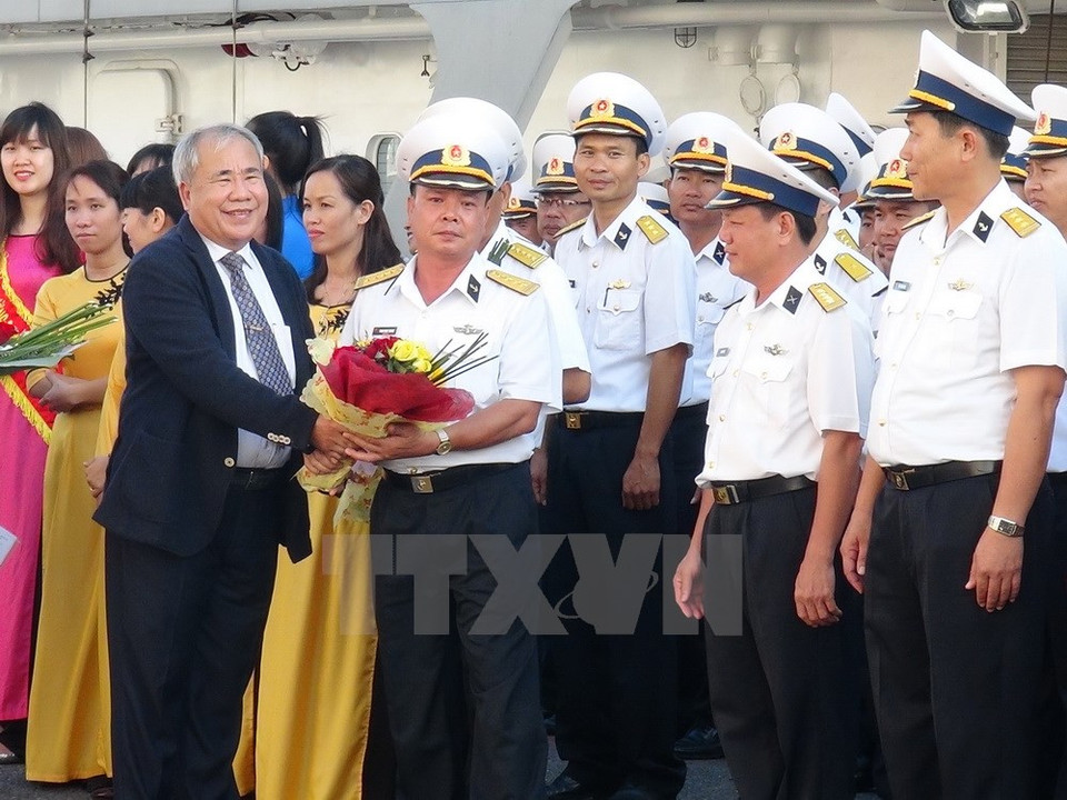  Le vice-président du Comité populaire provincial Dao Cong Thien offre des fleurs à des cadres et soldats avant leur départ.