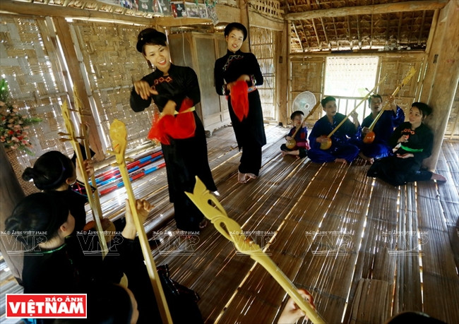 Le Then et le Dan tinh jouent un rôle important dans la vie culturelle des Tay, Nung et Thai. Ils se sont fortement développés au 15e siècle. Cet art traditionnel qui accompagne fêtes, obsèques et mariages, est un élément central de la vie culturelle de ces ethnies minoritaires. 