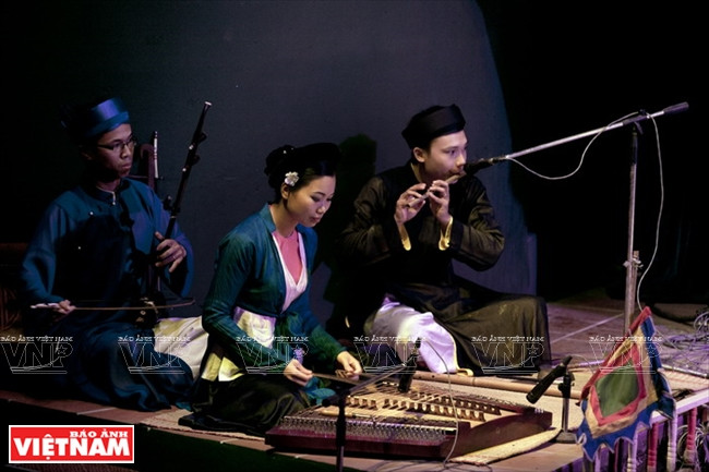 Un orchestre de musique traditionnelle ​est installé sur les deux côtés de la scène.