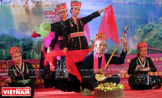 Rep​résentation du chant Then au festival.