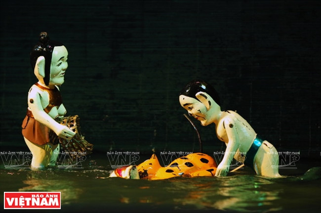 Un numéro de marionnettes sur l’eau intitulé « ​La chasse aux canards ».