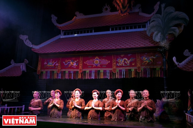 Les marionnettistes salu​ent le​ public. 