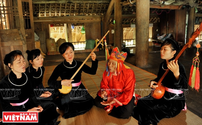 Selon les Tay, Nung et Thai, Then signifie Ciel. Le chant est une forme de narration qui raconte des voyages au ciel pour demander au dieu d'accorder chance et bonheur sur Terre.