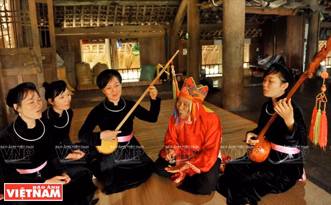 Selon les Tay, Nung et Thai, Then signifie Ciel. Le chant est une forme de narration qui raconte des voyages au ciel pour demander au dieu d'accorder chance et bonheur sur Terre. 