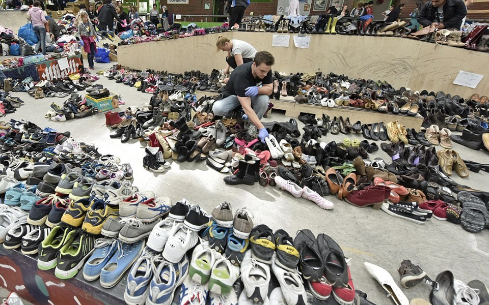 A Dortmund, plusieurs personnes participent au tri des vêtements et des chaussures donnés pour les réfugiés. 