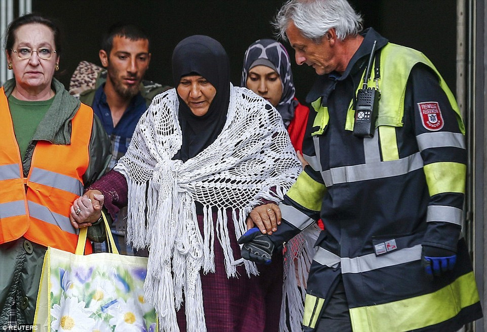 A Munich, des bénévoles allemands assistent une réfugiée.