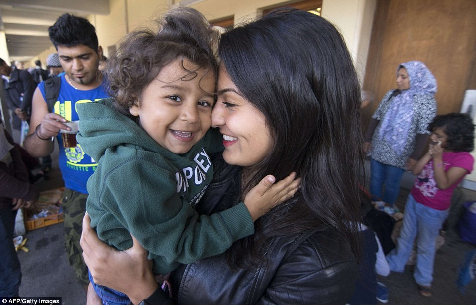 La bénévole autrichienne Torma et une petite réfugiée de 3 ans, Diana, à la Gare de l'Ouest de Vienne.