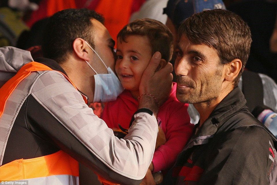 Un bisou pour un enfant réfugié.