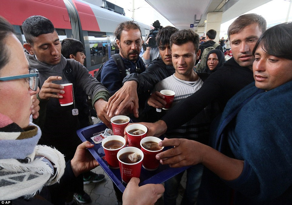 Des réfugiés prennent des tasses de thé à la Gare de l'Ouest de Vienne.