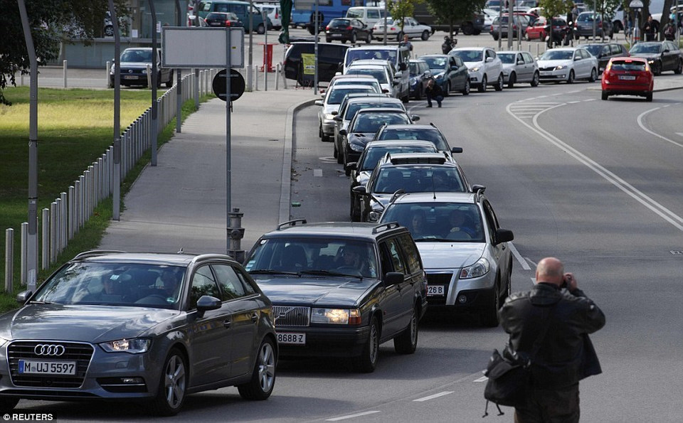 140 voitures partent de Vienne pour la Hongrie afin d'aider les réfugiés.