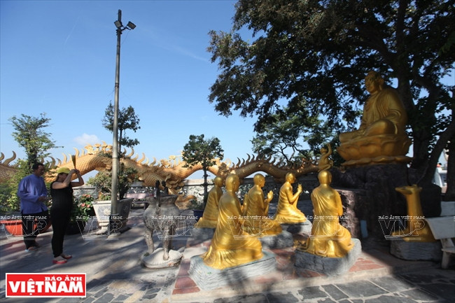 Statues de Bouddha et de ses adeptes au pied de l'arbre bodhi.
