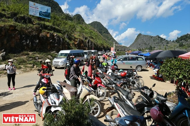 De plus en plus de touristes visitent ce site.