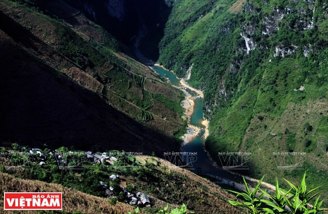 ...sur des hameaux paisibles H'mong...