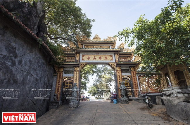 Le portique à trois entrées de la pagode Châu Thoi. 