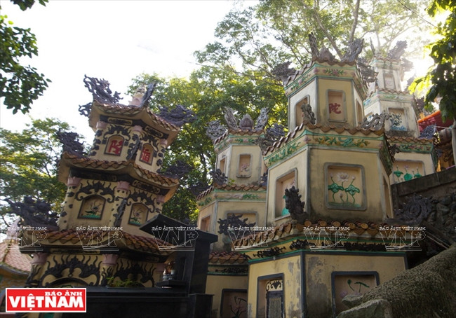 Stupas où sont conservées les restes des bonzes supérieurs de la pagode. 
