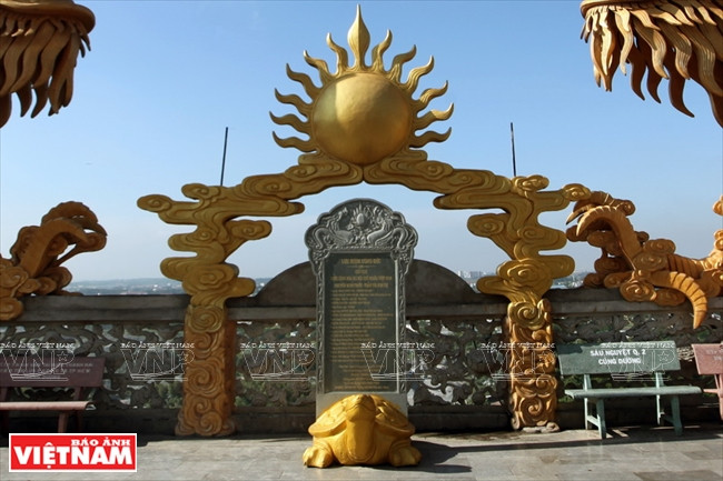 Tortue dorée et stèle en pierre dans la pagode. 
