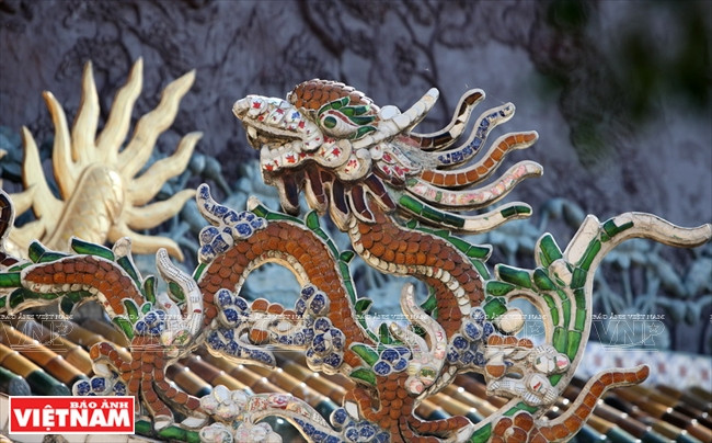 Toiture ornée de motifs de dragon incrustés de faïence.