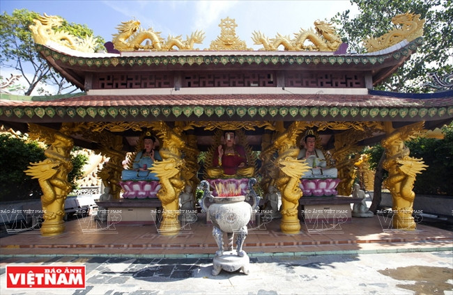 Châu Thoi est une pagode avec de nombreux ouvrages architecturaux caractéristiques du Bouddhisme.