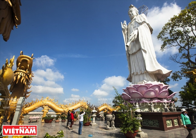 Statue d’Avalokitesvara sur un lotus de 22,5 m de haut dans la cour de la pagode. 