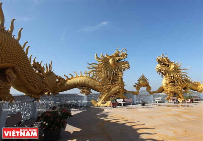 La pagode est entourée de murs ornés de statues de dragons dorés. 