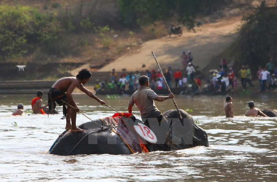 Traversée de la rivière Sêrêpôk.