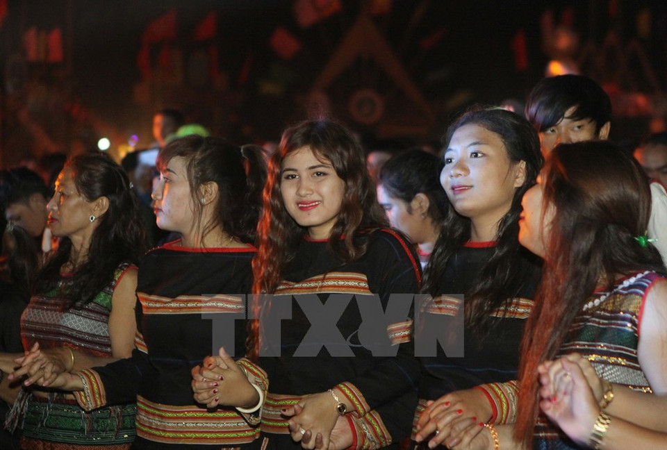 Danse traditionnelle de jeunes femmes de l'ethnie Êdê lors de la cérémonie d'ouverture. 