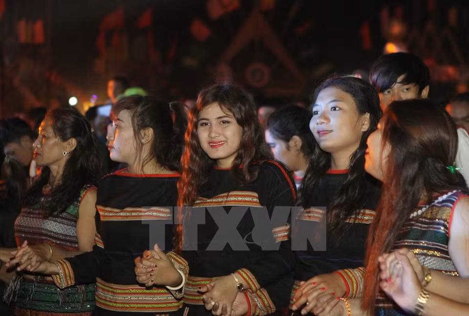 Danse traditionnelle de jeunes femmes de l'ethnie Êdê lors de la cérémonie d'ouverture. 