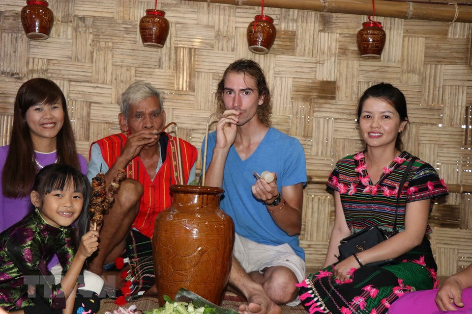 Les visiteurs sont offerts un vin typique de la région après le rituel.