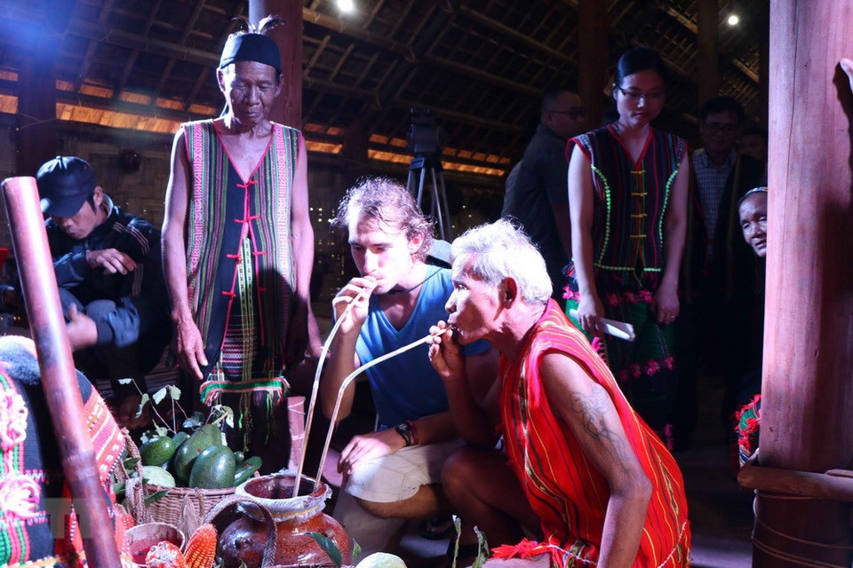 Echange entre le propriétaire de la maison et des visiteurs.