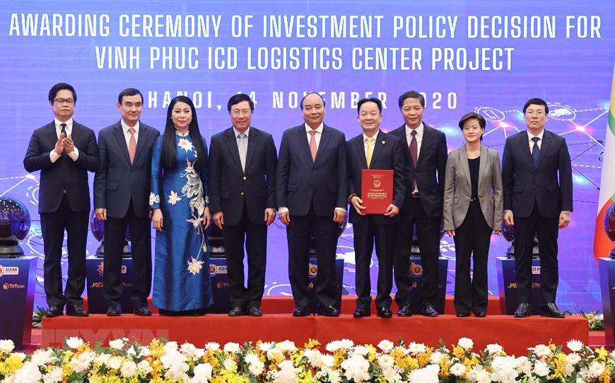 La cérémonie de remise de la décision sur l'investissement dans le projet de centre de logistiquee Vinh Phuc ICD (SuperPort) entre Mme Hoang Thi Thuy Lan, secrétaire du Comité du Parti de Vinh Phuc à Do Quang Hien, président du Conseil d'administration, directeur général de T&amp;T.