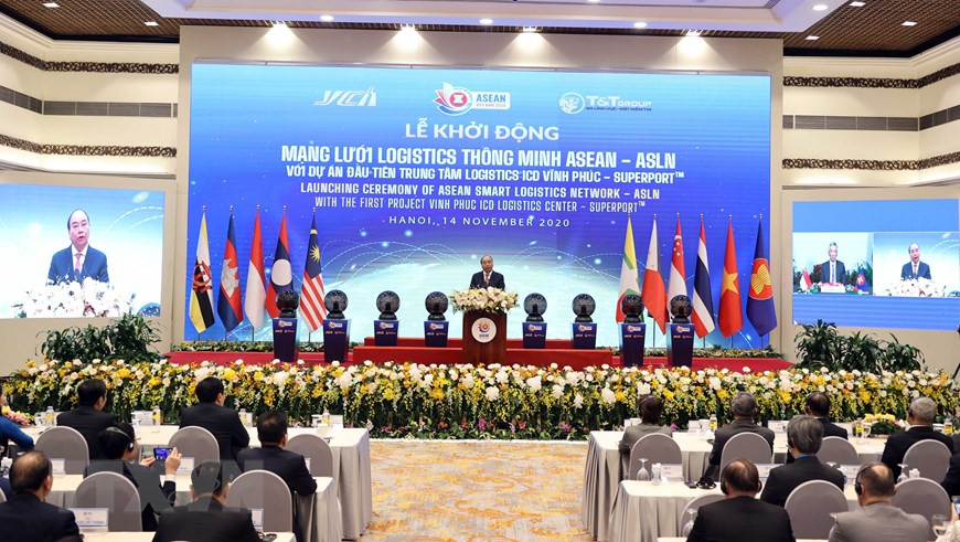Le Premier ministre Nguyen Xuan Phuc prend la parole au lancement du réseau logistique intelligent de l’ASEAN.