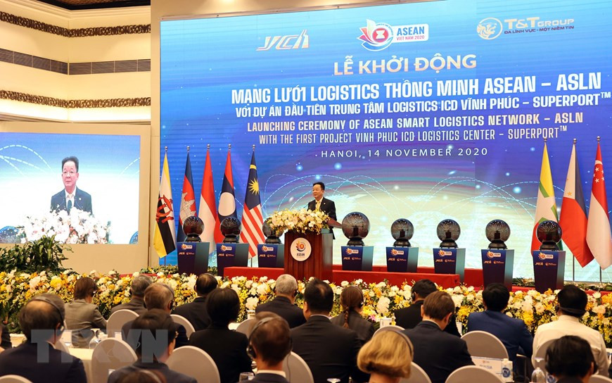 Do Quang Hien, président du Conseil d'administration, directeur général de T&amp;T, prend la parole lors du lancement du réseau logistique intelligent de l’ASEAN.