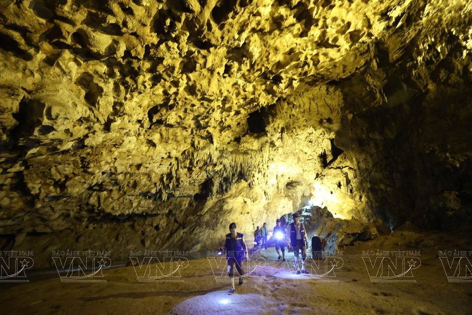  Cette grotte est située à une altitude d’environ 450 mètres et dispose de 5 ouvertures sur l’extérieur. Photo: VNA