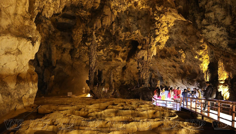 La grotte de Nguom Ngao est située dans la commune de Dam Thuy, district de Trung Khanh, province de Cao Bang (Nord), est l'une des nombreuses merveilles souterraines du Vietnam. Photo: VNA