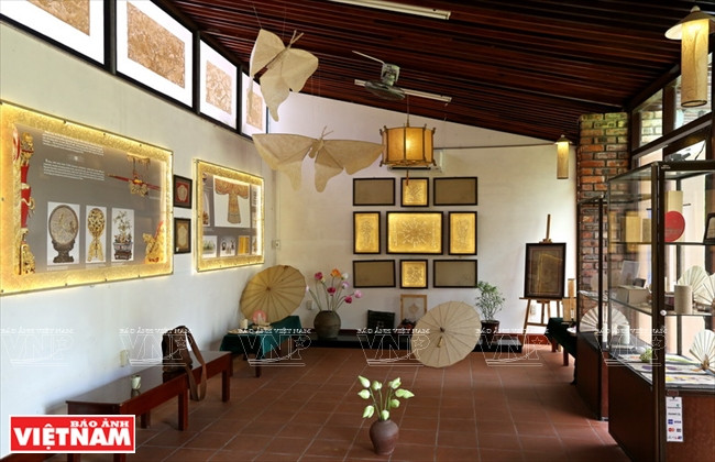 Un espace d’articles en papier « truc chi »​ du peintre Phan Hai Bang. 