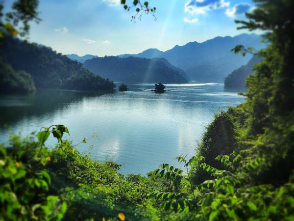 Le parc national de Ba Be se trouve non loin de la ville de Bac Kan au Nord du Vietnam. Vous pourrez choisir parmi de nombreuses activités telles que tour en bateau pour visiter des grottes et cascades, kayak ou exploration de la région à pied. 