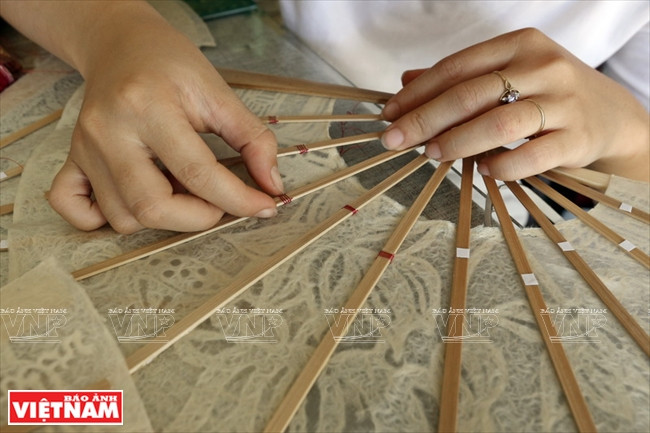 Un éventail en papier « truc chi »​. 