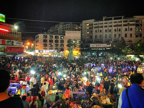 Da Lat est l'une des villes préférées de Pete Vrouras. La douceur du climat est une des raisons. Cette ville est également connue pour ses beaux paysages et ses innombrables possibilités de trekking. Le marché de nuit est situé au centre-ville. Au crépuscule, des milliers de personnes y affluent.