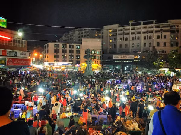 Da Lat est l'une des villes préférées de Pete Vrouras. La douceur du climat est une des raisons. Cette ville est également connue pour ses beaux paysages et ses innombrables possibilités de trekking. Le marché de nuit est situé au centre-ville. Au crépuscule, des milliers de personnes y affluent.