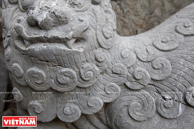 Écailles de dragon sculptées sur un Nghê en pierre. 