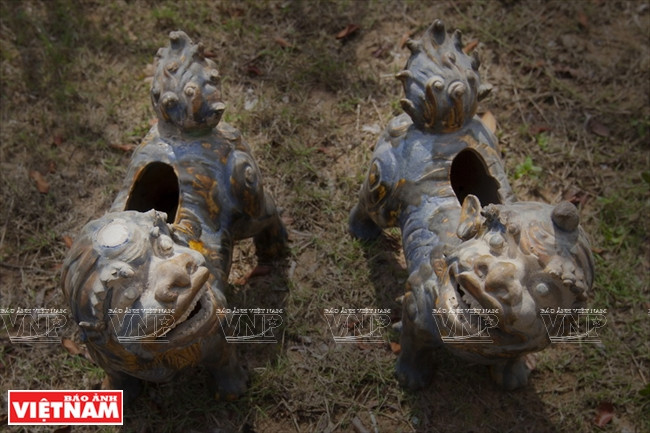 Une paire de Nghê à trois couleurs en céramique de Bat Tràng.