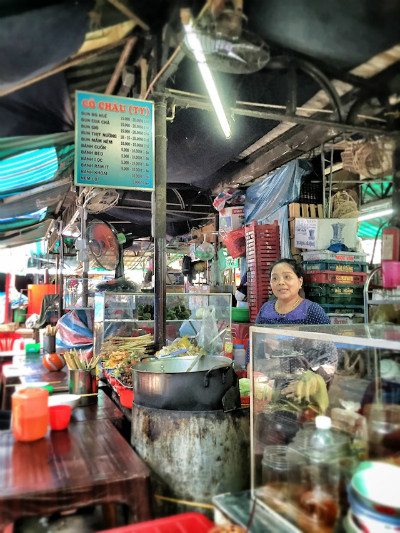 Selon Pete Vrouras, Huê est célèbre pour sa nourriture délicieuse. C’est l'ancienne capitale du pays avec des palais et tombeaux de la dynastie des Nguyen. Le marché Dong Ba est situé à l'est de la ville, le long de la rivière des Parfums. Là, vous pourrez profiter de nombreuses spécialités de Huê pour seulement 40.000 dongs.