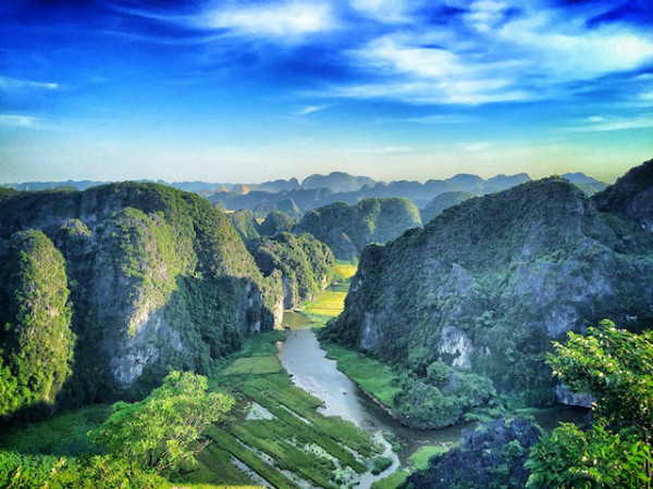 La grotte Mua se trouve au pied de la montagne Mua dans la province de Ninh Binh. Après avoir grimpé les 500 marches en zigzag conduisant au sommet, vous pourrez contempler un magnifique paysage.