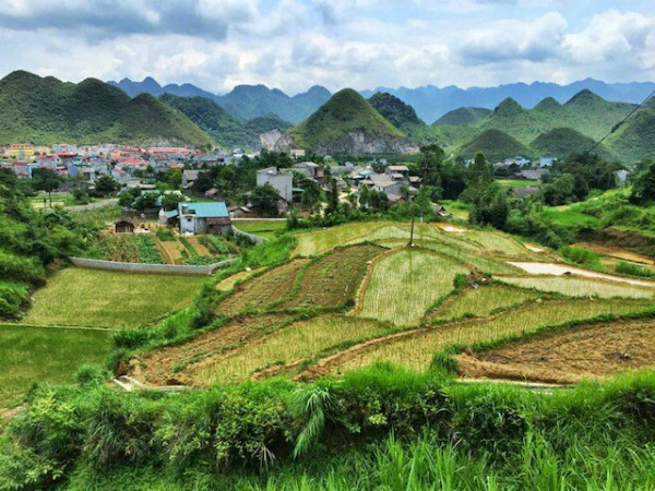 Le circuit moto à Ha Giang, à l’extrême Nord du Vietnam, est l’une des expériences préférées de Pete Vrouras. Les chemins de la province serpentent autour des montagnes calcaires, traversant vallées et rizières en terrasse et menant au bourg. 