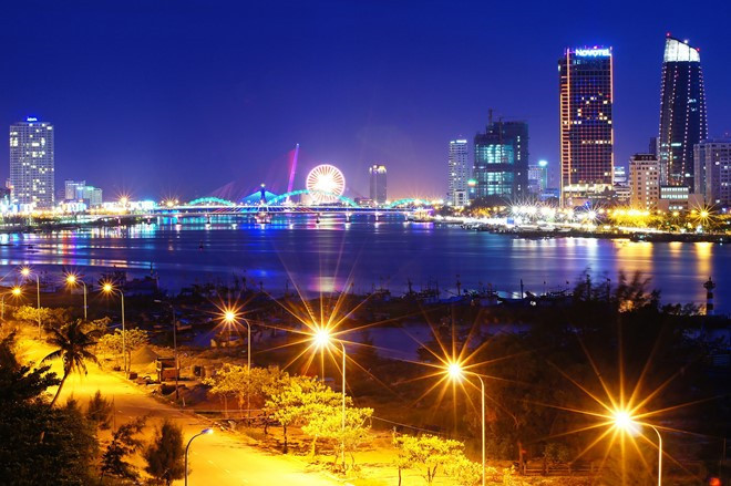 La beauté romantique de la ville la nuit.